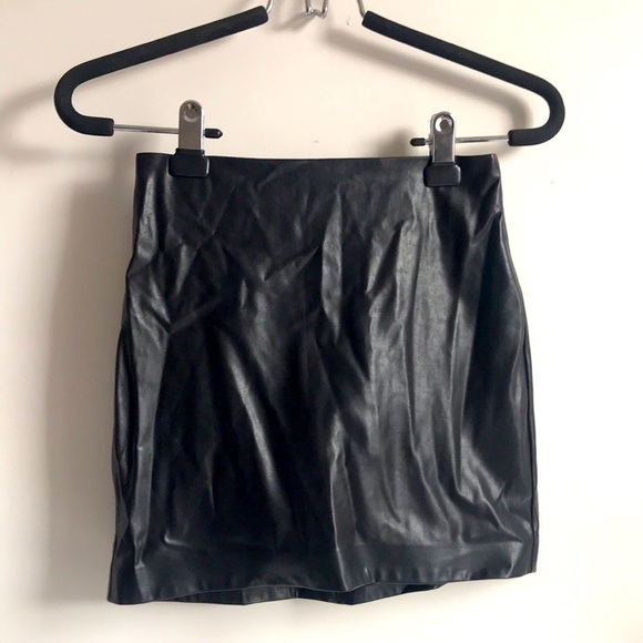 Wilfred faux leather mini skirt. Colour Black. Size 0. Stretchy. Short. - Picture 4 of 7